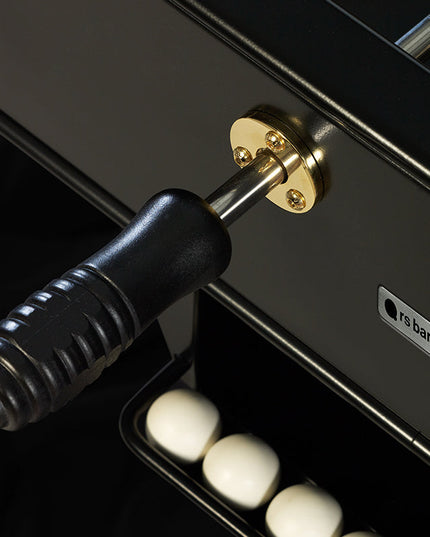 Detail der vergoldeten Figuren am RS2 Gold in Schwarz