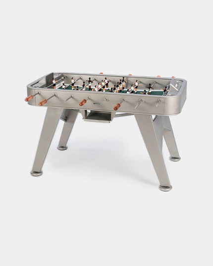 RS2 Tischkicker Outdoor aus sandgestrahltem Edelstahl mit Iroko-Griffen, seitliche Ansicht