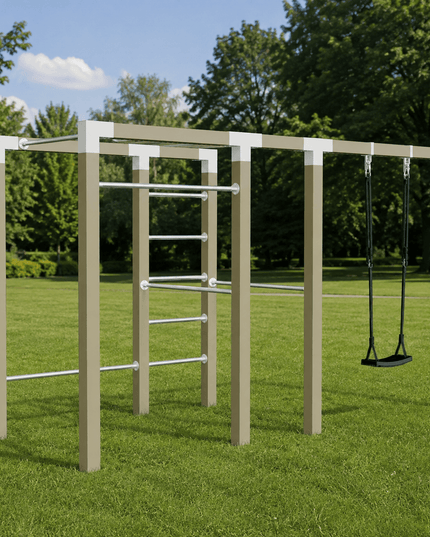 Outdoor Fitness Trainingsgestell – Modell 3 – Druckimprägniert in einem Garten