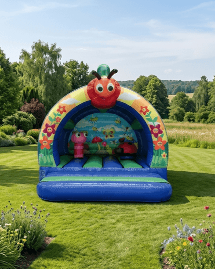 3.9m × 3.9m Hüpfburg "Insekten" freigestellt von vorne in einem Garten