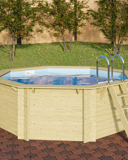 Karibu Pool Modell 1 aus Holz mit blauem Wasser und Pooldeck