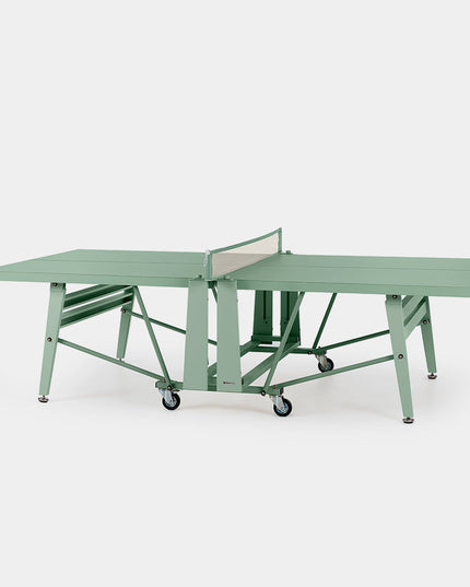 RS Folding Monochrome Tischtennisplatte in Warm Sage, aufgeklappt mit Netz und Rollen