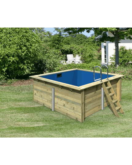 Holzpool für den Garten mit blauer Innenfolie, einer Holzleiter zum Einstieg und einem Edelstahl-Handlauf auf grünem Rasen.