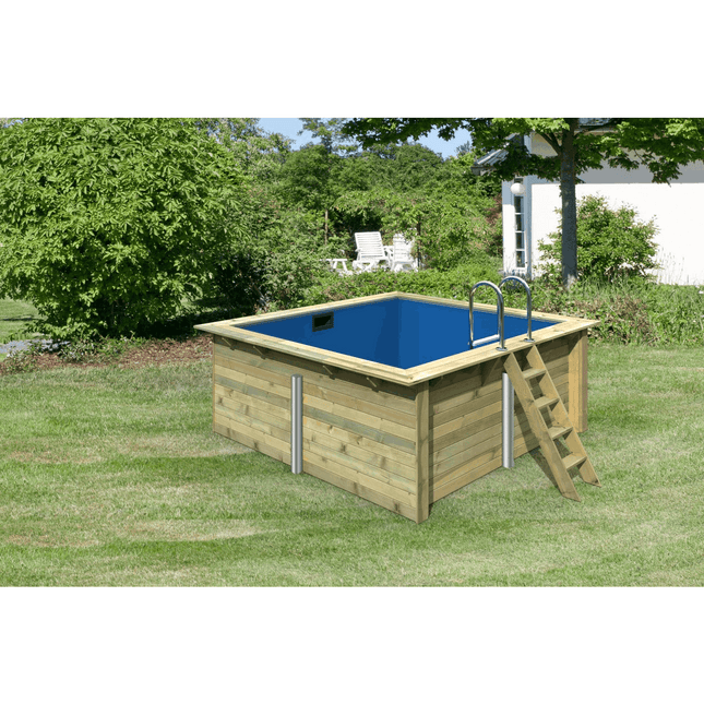 Holzpool für den Garten mit blauer Innenfolie, einer Holzleiter zum Einstieg und einem Edelstahl-Handlauf auf grünem Rasen.