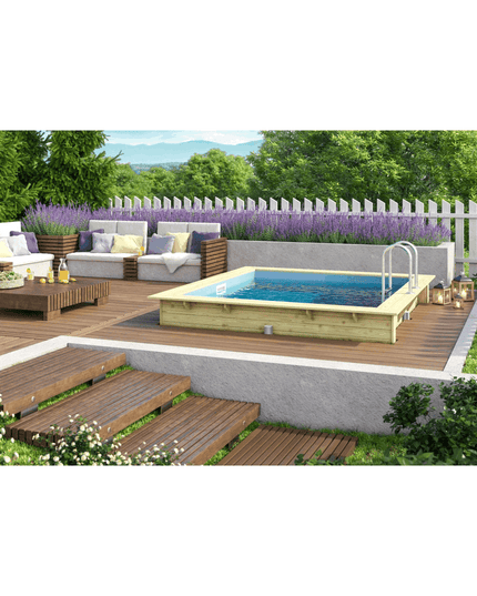 Holzpool mit blauer Innenfolie und Edelstahlleiter, eingebaut auf einer modernen Holzterrasse im Garten neben gemütlichen Lounge-Möbeln.