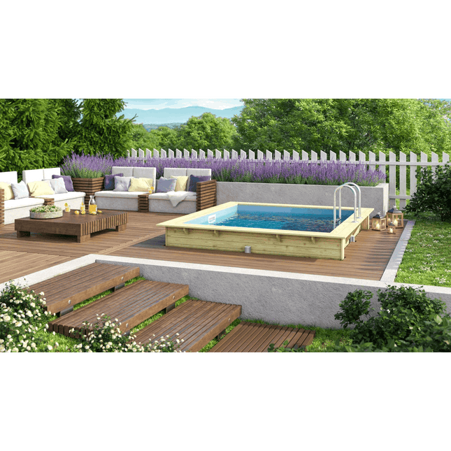 Holzpool mit blauer Innenfolie und Edelstahlleiter, eingebaut auf einer modernen Holzterrasse im Garten neben gemütlichen Lounge-Möbeln.