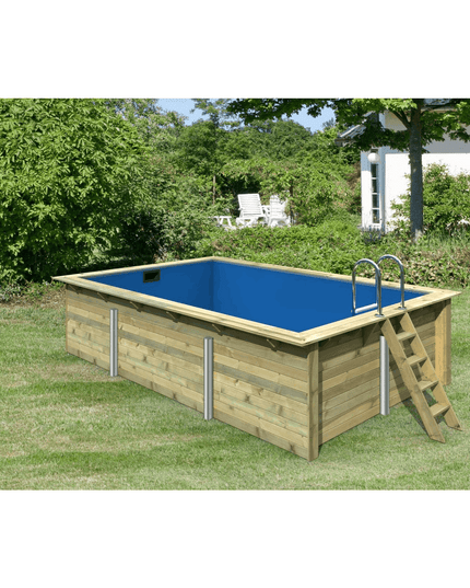 Rechteckiger Holzpool im Garten mit blauer Innenfolie, stabilen Metallstützen, einer äußeren Holzleiter und einer Edelstahl-Einstiegsleiter auf grüner Rasenfläche.