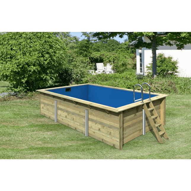 Rechteckiger Holzpool im Garten mit blauer Innenfolie, stabilen Metallstützen, einer äußeren Holzleiter und einer Edelstahl-Einstiegsleiter auf grüner Rasenfläche.