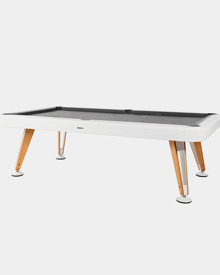 Diagonal Outdoor Billardtisch in Traffic White mit Iroko-Beinen, seitliche Ansicht