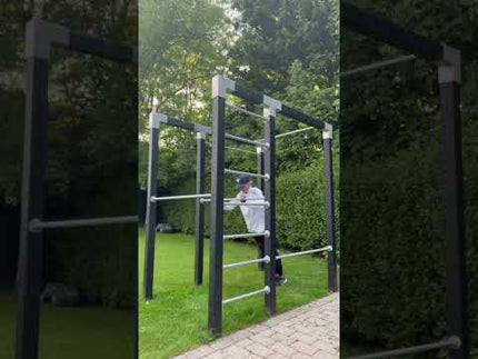 Frau trainiert auf Outdoor Fitness Trainingsgestell Modell 3