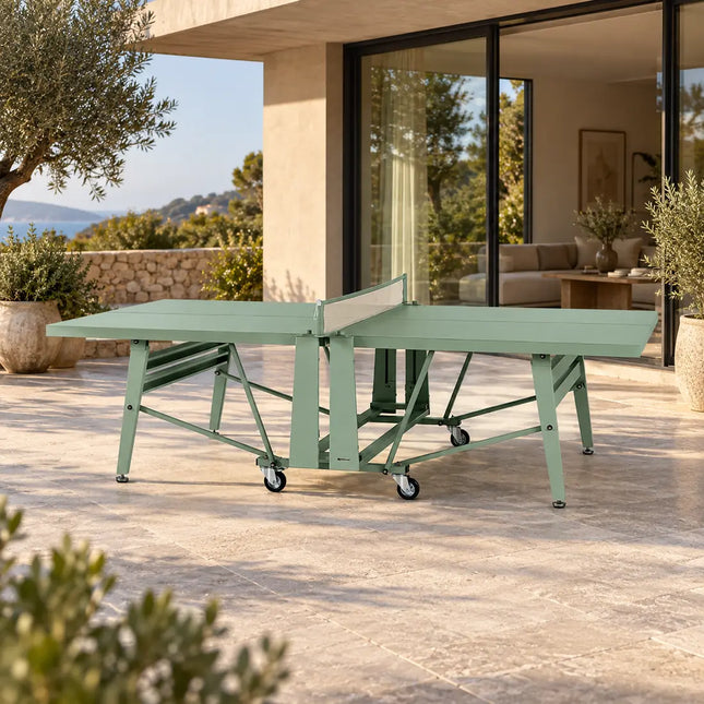 RS Barcelona RS Folding Monochrome Tischtennisplatte auf einer Terrasse vor einem modernen Wohnhaus
