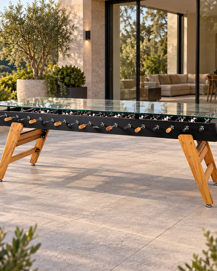 RS Barcelona RS Max Dining Tischkicker auf einer Terrasse vor einem modernen Wohnhaus