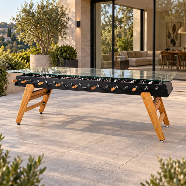 RS Barcelona RS Max Dining Tischkicker auf einer Terrasse vor einem modernen Wohnhaus