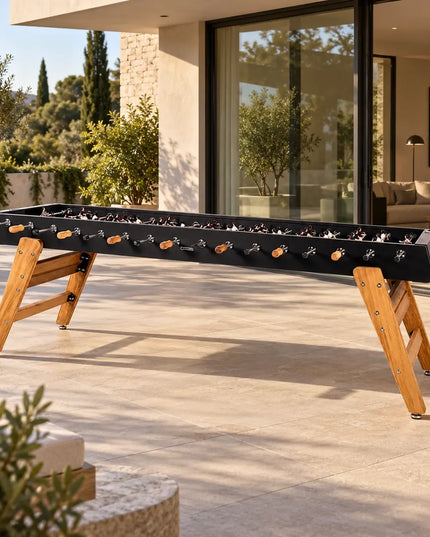 RS Barcelona RS Max Tischkicker auf einer Terrasse vor einem modernen Wohnhaus