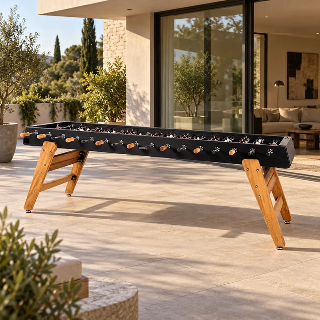 RS Barcelona RS Max Tischkicker auf einer Terrasse vor einem modernen Wohnhaus