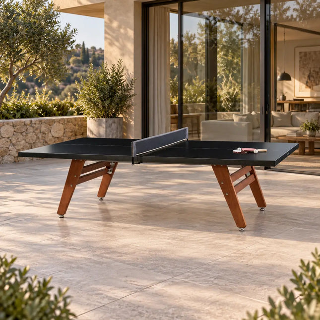 RS Barcelona RS Stationary Tischtennisplatte auf einer Terrasse vor einem modernen Wohnhaus