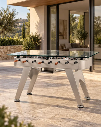 RS Barcelona RS2 Dining Outdoor Tischkicker auf einer Terrasse vor einem modernen Wohnhaus