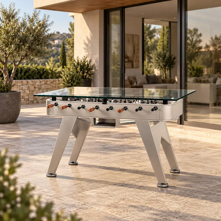 RS Barcelona RS2 Dining Outdoor Tischkicker auf einer Terrasse vor einem modernen Wohnhaus