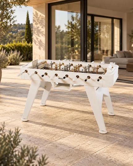 RS Barcelona RS2 Gold Tischkicker auf einer Terrasse vor einem modernen Wohnhaus