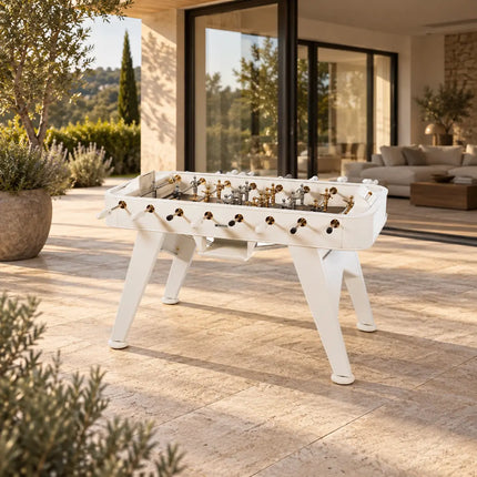RS Barcelona RS2 Gold Tischkicker auf einer Terrasse vor einem modernen Wohnhaus