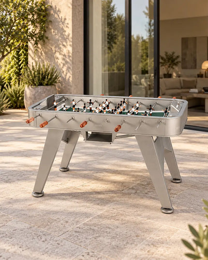 RS Barcelona RS2 Outdoor Tischkicker auf einer Terrasse vor einem modernen Wohnhaus