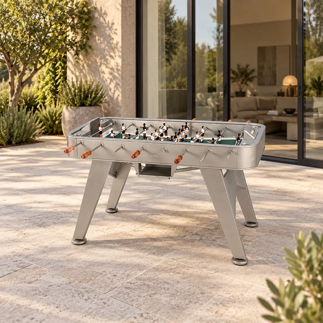 RS Barcelona RS2 Outdoor Tischkicker auf einer Terrasse vor einem modernen Wohnhaus