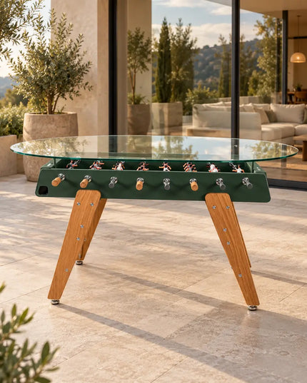 RS Barcelona RS3 Wood Dining Tischkicker auf einer Terrasse vor einem modernen Wohnhaus