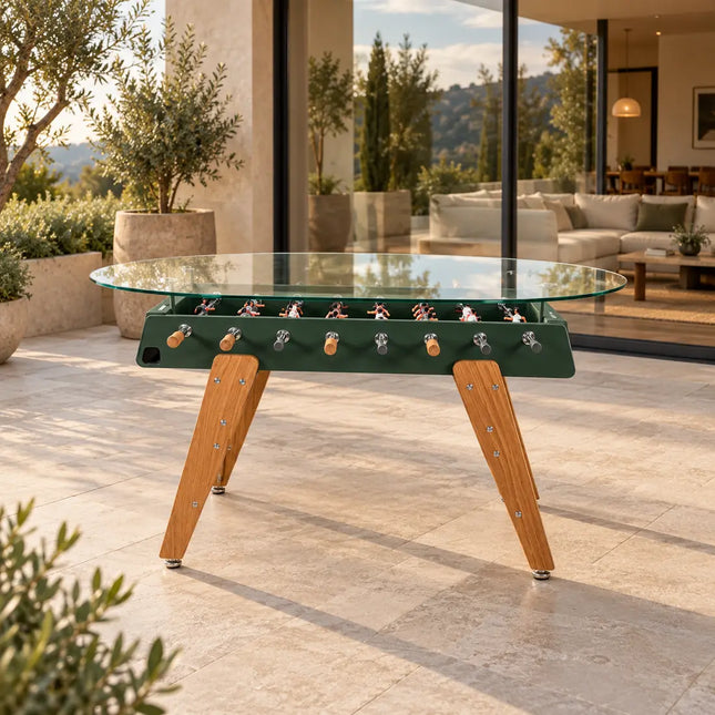 RS Barcelona RS3 Wood Dining Tischkicker auf einer Terrasse vor einem modernen Wohnhaus