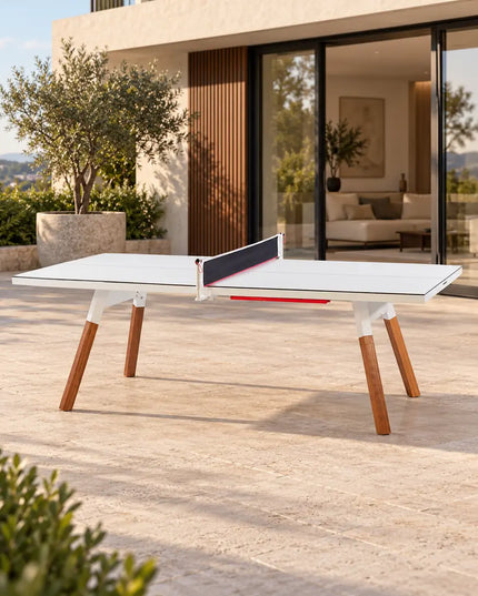 RS Barcelona You and Me 220 Tischtennisplatte auf einer Terrasse vor einem modernen Wohnhaus